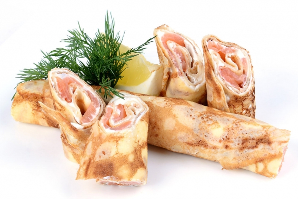 Блинный рулет с пряной семгой и творожным сыром